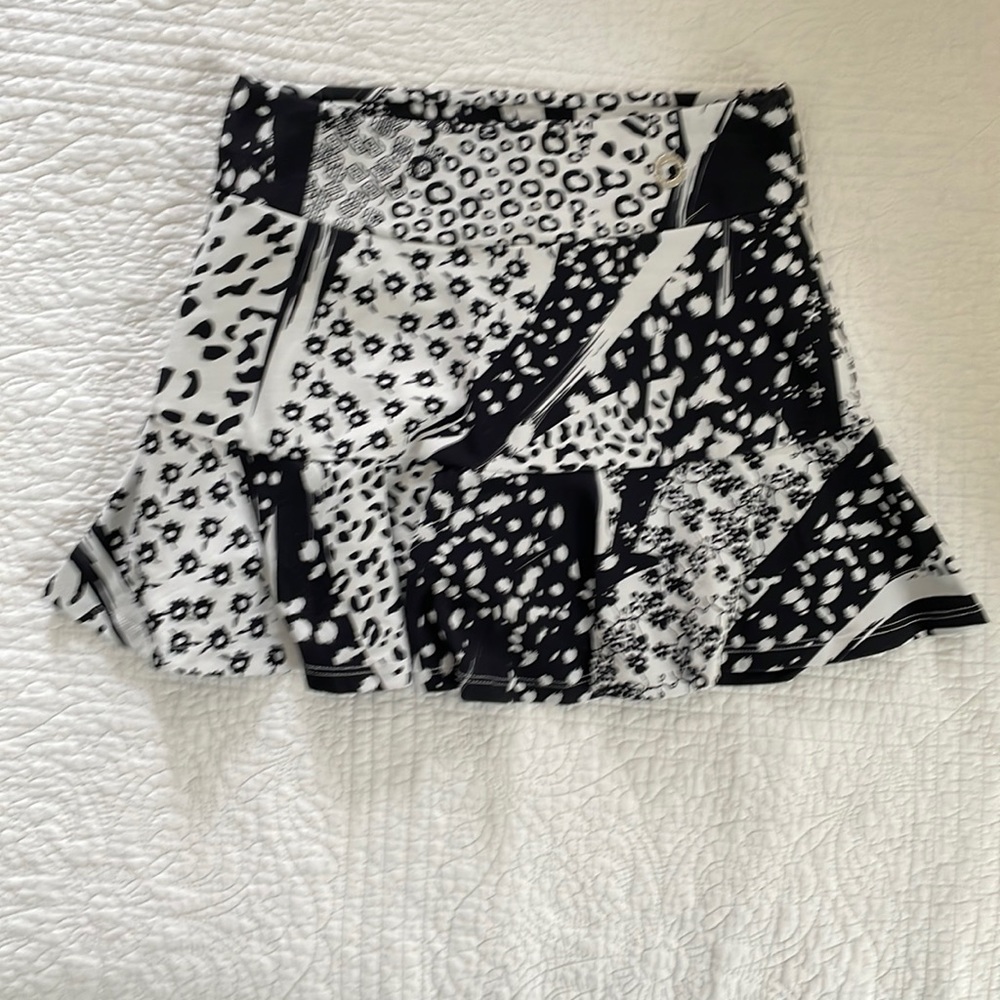 Blue Fish Black and White tennis skirt with a bal pocket, size L